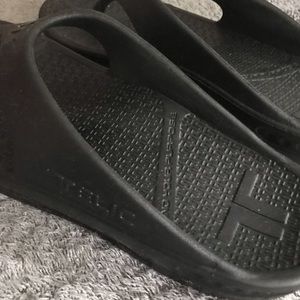 BRAND NEW WITHOUT TAGS TELIC BRAND SLIPPERS